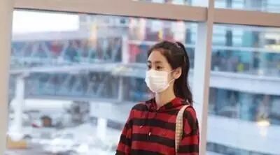 张碧晨现身机场,腿比胳膊还细,网友:郑爽都要甘拜下风了!