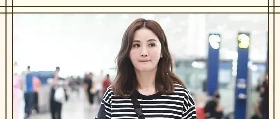 蔡卓妍穿黑白条纹裙走机场,36岁捯饬成16岁,清纯脸还能艳压20年