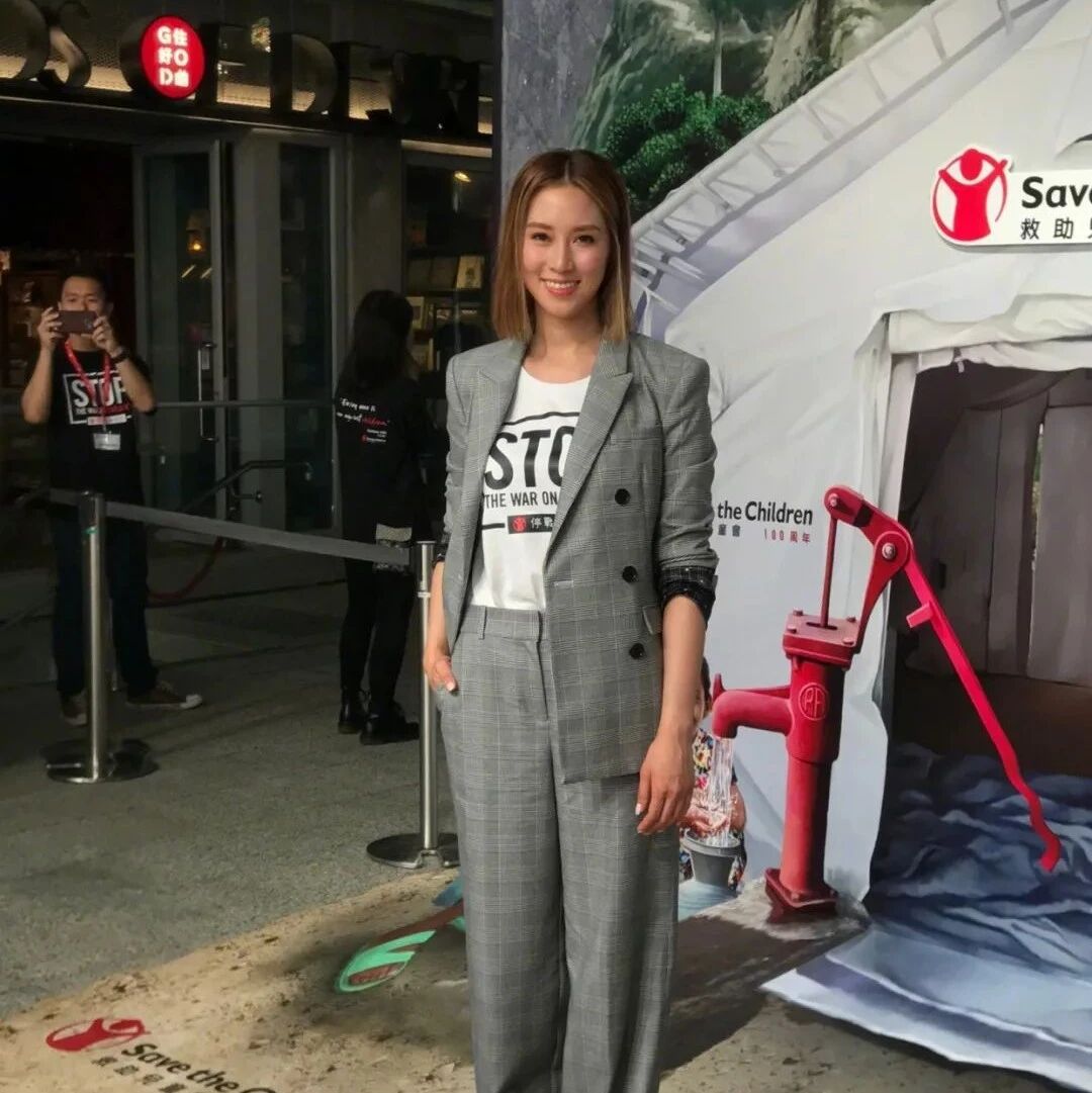 徐子淇才是人生赢家,灰色西装配运动鞋,不秀身材更有富太太范