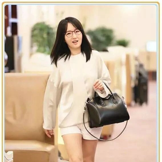 杨钰莹人老心不老!47岁挑战超短小热裤,网友:这双腿布满了岁月