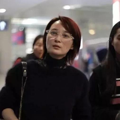 蒋勤勤衣品大变,终于穿的像妈妈了,但网友却盯着她的后背不放!