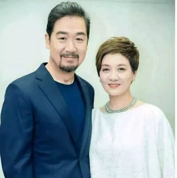 邓婕近照流出,60岁年龄20岁容颜,网友直呼:张国立好福气啊