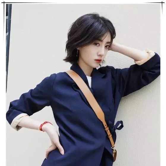 李溪芮终于不穿短裤秀腿了!西装配半身裙美的别有一番风味!