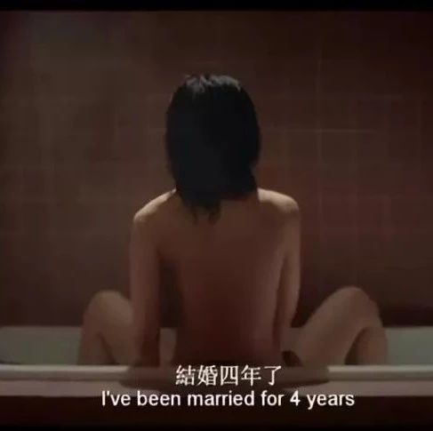 蔡卓妍裸背出浴,新片《非分熟女》挑战新高度!