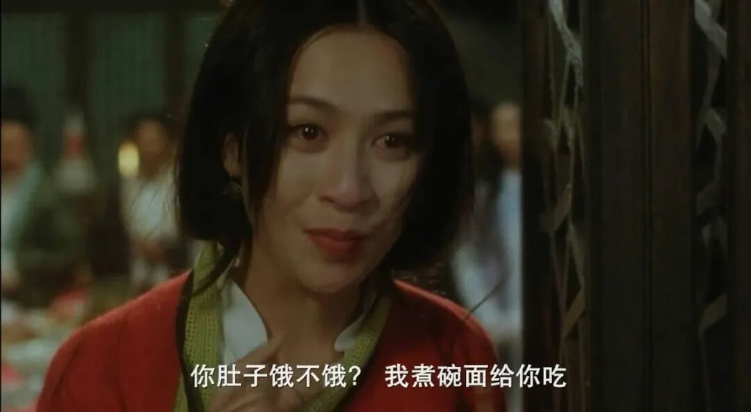 刘嘉玲分享与周星驰的合照时，写上这对银幕夫妻的经典对白：“你肚唔肚饿啊？我煮个面俾你食呀！”简直甜到入心！（《大内密探零零发》电影剧照）