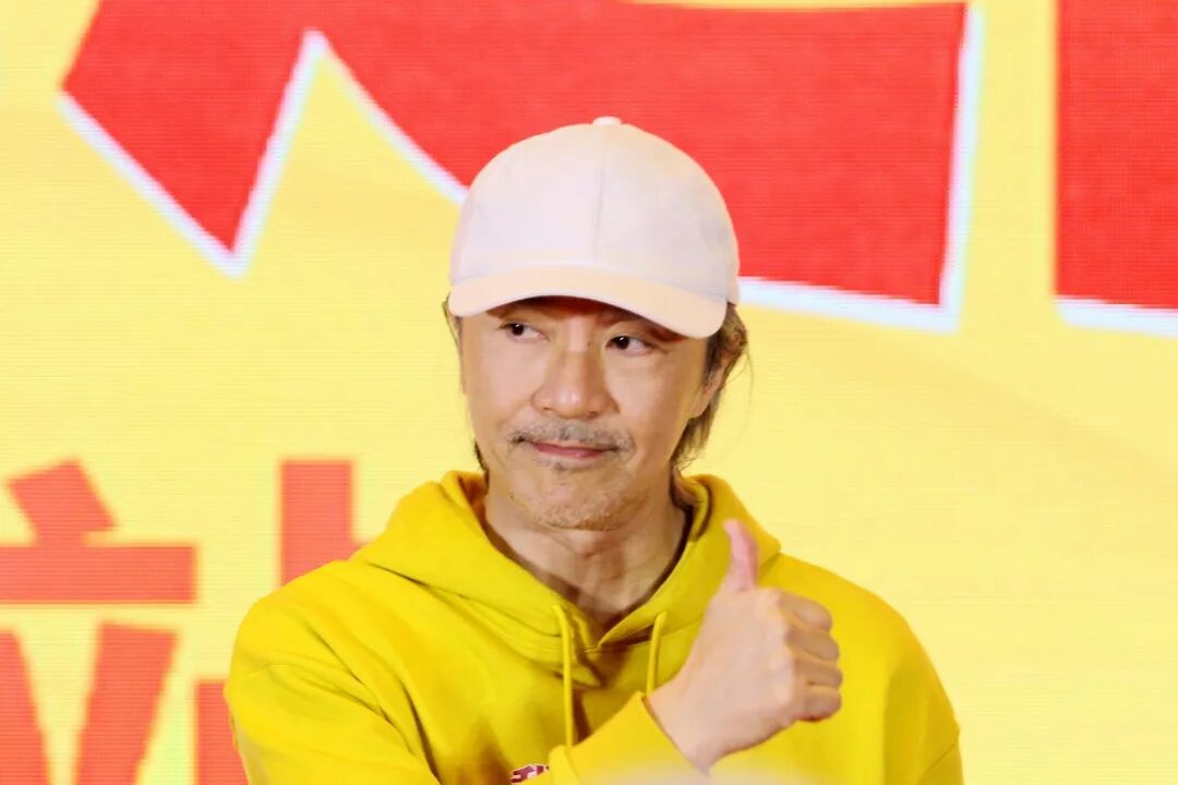 周星驰近日正忙于拍摄新作《少林女足》。（视觉中国）