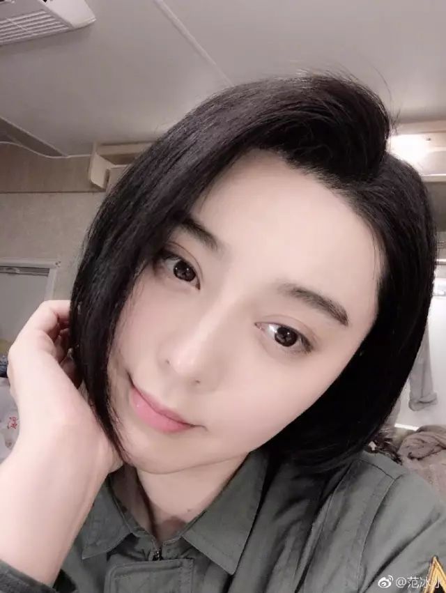 范冰冰蹭别人一脸粉也是尴尬,看来她用的化妆品也不怎么样啊