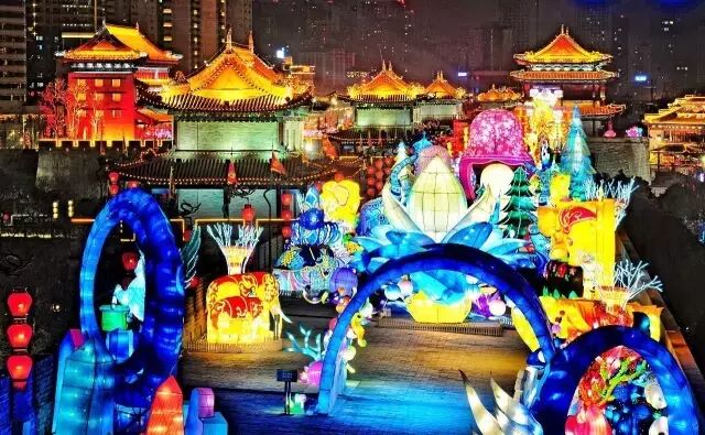 在西安过年最大的特色就是看咱西安城墙灯会了 毕竟逛了城墙灯会, 才