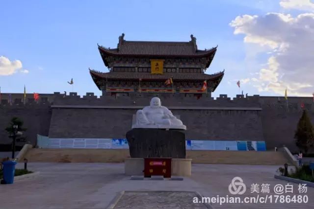 骊靬古城主要有一个金山寺,有展览馆,有寺院,罗马广场,放生湖,还有一