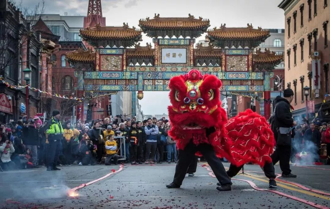 雄狮少年中的舞狮是广东人的极限运动