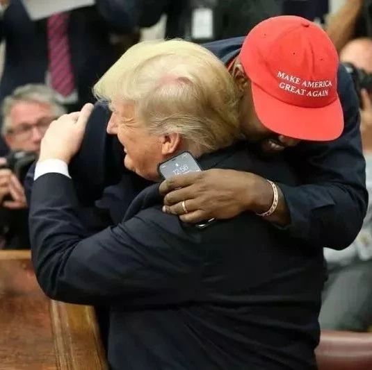 快讯|Kanye West 于白宫会面 Donald Trump 时意外曝光手机解锁密码