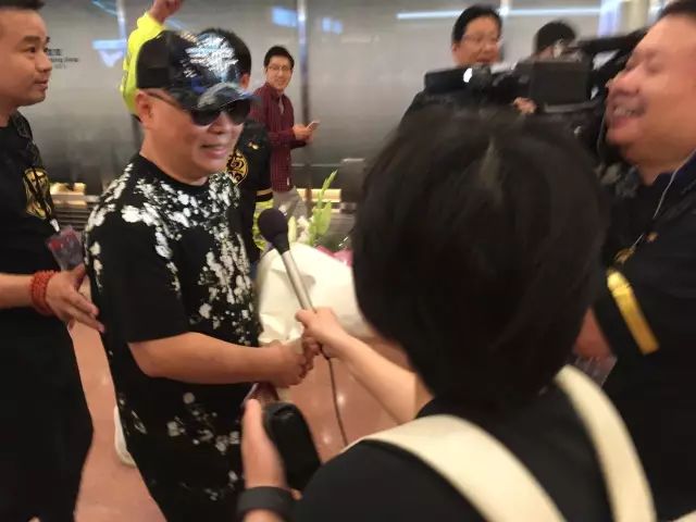 郭德纲来刚到日本机场,他的女粉丝就搭起了横幅:“欢迎来日”