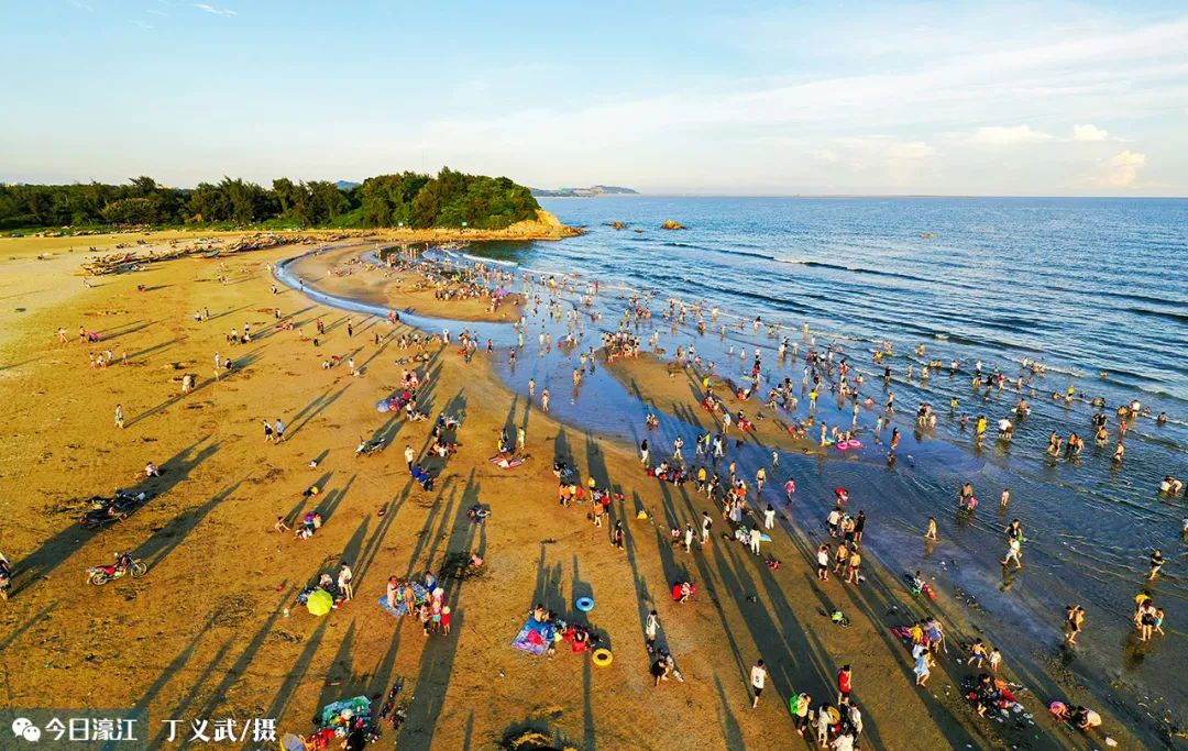 位于濠江区南部的南山湾岸线绵长,沙子细腻山石相倚,四季宜人是一个得