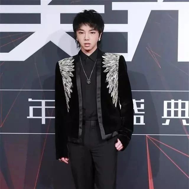 华晨宇“嫌弃”奖杯太冷,花式拿法太抢眼,旁边陈立农表情亮了