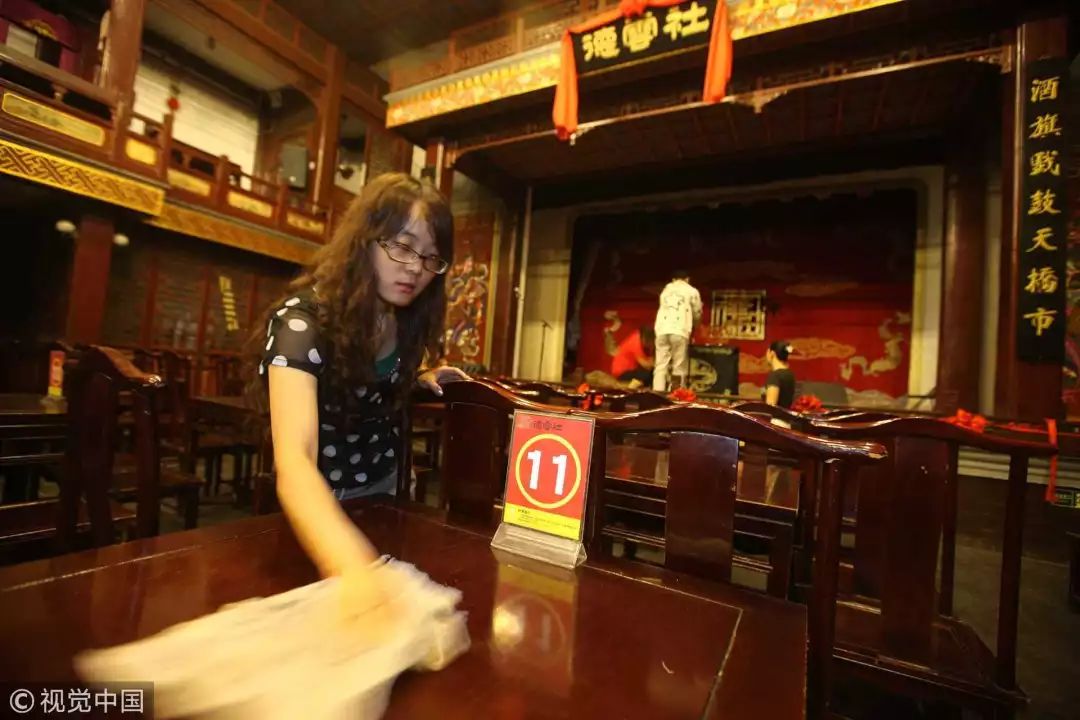 马季,姜昆等一批艺术家的名字也变得家喻户晓.