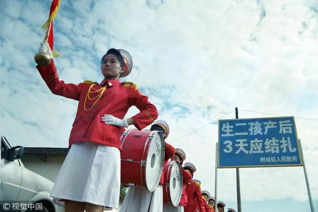 广东河源市和平县,一块写有"生二孩产后3天应结扎"的计划生育宣传牌