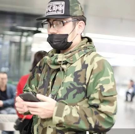“天天兄弟”钱枫穿迷彩服潮范足 一路刷手机瞪大眼瞥镜头