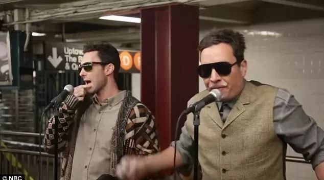 Maroon 5惊现纽约地铁站,一言不合就开唱!离Jimmy Fallon和魔力红仅一步之遥ヾ(*´'*)ﾉ