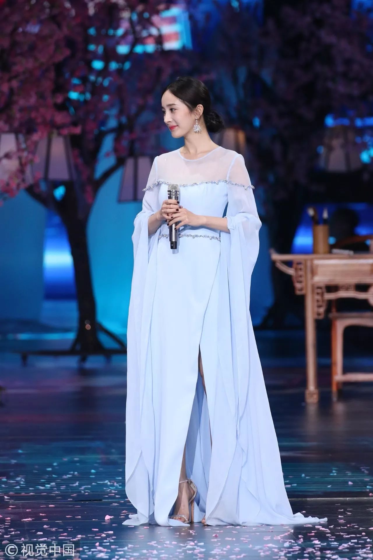 2018年的跨年晚会上,杨幂身穿georges hobeika蓝色钉珠透视甩袖曳地