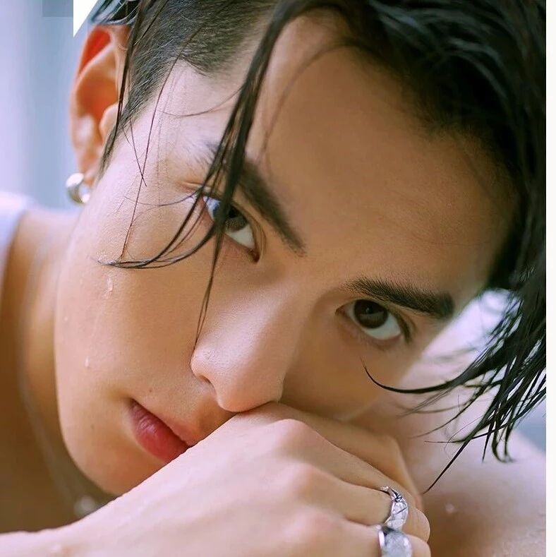 王鹤棣,请丢掉帽子拾起偶像包袱