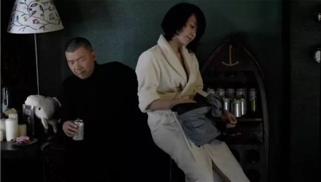 姜文导演的最新电影《邪不压正》正在热映中,彭于晏的胸肌虽然带来满屏的荷尔蒙气息,但要论撩人指数,可能还是许晴的千娇百媚赢了。 《邪不压正》讲了一个民国几方势力斗智斗勇的故事,而许晴扮演的是京城绝美的交际花唐凤仪,委身于权贵身边,性感撩人。 从剧照开始,许晴的旗袍形象就已经迷倒了不少人。暗红色花旗袍让曼妙的身材一览无遗,配上精致盘起的发髻性感又不失美艳。 经典的翘臀剧照里的她穿的则是黑色蕾丝相间的绿色旗袍,浪而不邪,艳而不俗,只有从骨子里透出来的风韵。 定档预告片里短短几秒的亮相就很惊艳了,许