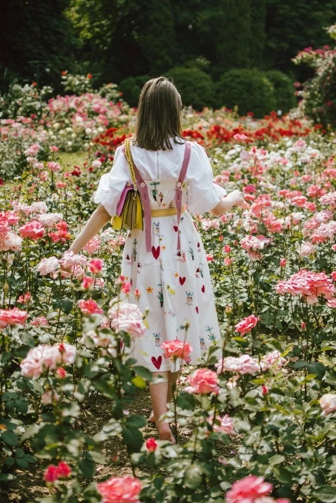 女生穿裙子里面需穿内裤吗_穿裙子里面穿什么内衣_女生裙子里面到底穿了啥