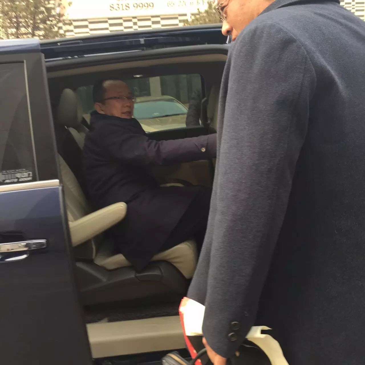 辉山乳业董事长杨凯50次增持耗光50亿港币！