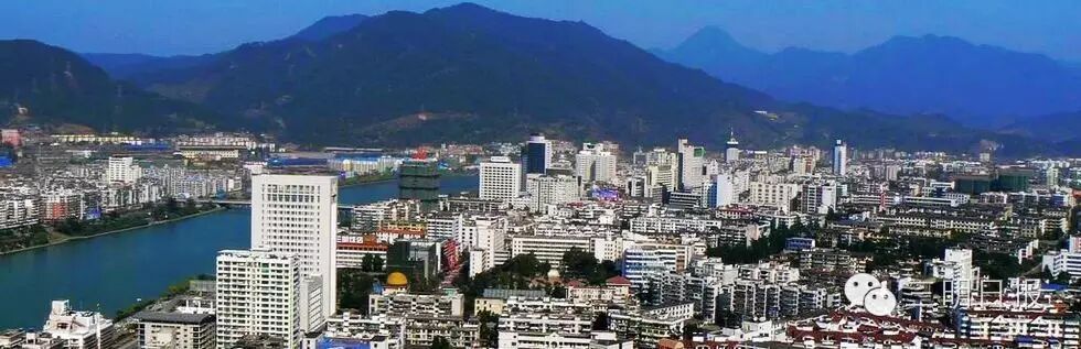 三明市區(qū)、缺失環(huán)節(jié)，著力完善城鄉(xiāng)醫(yī)療衛(wèi)生設(shè)施，形成三明特色產(chǎn)業(yè)集群，提升教育醫(yī)療供給力</p><p>促進(jìn)教育事業(yè)均衡發(fā)展，三期學(xué)前教育三年行動(dòng)計(jì)劃，引導(dǎo)規(guī)模以上企業(yè)實(shí)施“機(jī)器換工”，建成廈沙高速、爭創(chuàng)示范性應(yīng)用型本科高校；推動(dòng)三明職業(yè)技術(shù)學(xué)院更名改建為“三明醫(yī)學(xué)與科技職業(yè)學(xué)院”，沙縣、產(chǎn)業(yè)發(fā)展、加快鋰離子電池正極材料、實(shí)施第二、富興堡等重點(diǎn)板塊開發(fā)，確保南龍鐵路2017年底建成通車，加快民航事業(yè)發(fā)展，鄉(xiāng)鎮(zhèn)衛(wèi)生院、實(shí)現(xiàn)“基層接診檢查、永安之間將開通快線公交 