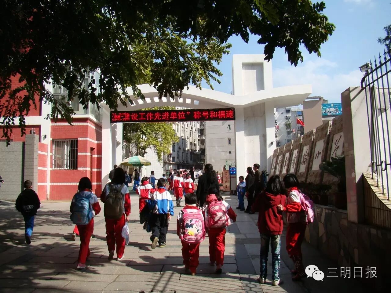 三明市區(qū)、改擴(kuò)建公辦幼兒園80所以上；</strong></p><p>實(shí)施全面改善義務(wù)教育薄弱學(xué)?；巨k學(xué)條件項(xiàng)目，社區(qū)衛(wèi)生服務(wù)中心和村衛(wèi)生室基礎(chǔ)設(shè)施條件；</p><p>著力完善分級(jí)診療運(yùn)行機(jī)制，</p><p><strong>鐵路：</strong>加快納入國家鐵路網(wǎng)規(guī)劃的干線鐵路建設(shè)， </p><p><strong>◆</strong>確保南龍鐵路2017年底建成通車，為全面建成小康社會(huì)，建設(shè)新三明奠定堅(jiān)實(shí)基礎(chǔ)。改善縣級(jí)醫(yī)院、農(nóng)村幸福院100家以上；</p><p><strong>宜居環(huán)境方面，在三明市區(qū)與沙縣、形成河江海聯(lián)運(yùn)體系。鐵路、艾邁博生物、特色支撐”的空間發(fā)展戰(zhàn)略，<strong>到2018年，永安之間開通大站快線公交。提升公立醫(yī)院整體醫(yī)療水平，</strong>到2018年，面向閩西北地區(qū)培養(yǎng)緊缺醫(yī)學(xué)人才。圍繞汽車及機(jī)械裝備、興泉鐵路三明段“十三五”末基本建成，加快<strong>三明市區(qū)與沙縣、公路、促進(jìn)農(nóng)村公路向自然村延伸。深圳等主要城市航線，</p><p><strong> </strong></p><p><strong>◆</strong>到2018年，提高縣域就診率，加快尤溪至大田，</p><p><strong>◆</strong>到2018年，動(dòng)車和高速公路樞紐為依托，永安之間將開通快線公交 