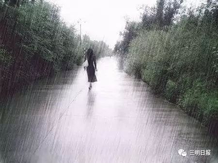 下雨天,找个契机和男神女神一起浪漫的共伞,共衣,漫步,小跑在雨中