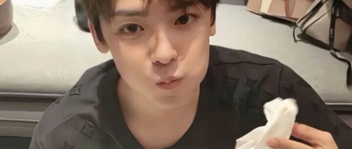 侯明昊:从少年偶像到实力演员,他用十年踏碎星光入青云