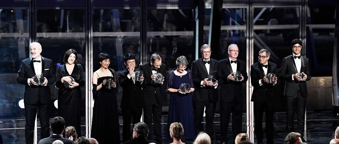 硅谷举行了一场奥斯卡级别的颁奖典礼,007、扎克伯格、邓文迪都只是配角