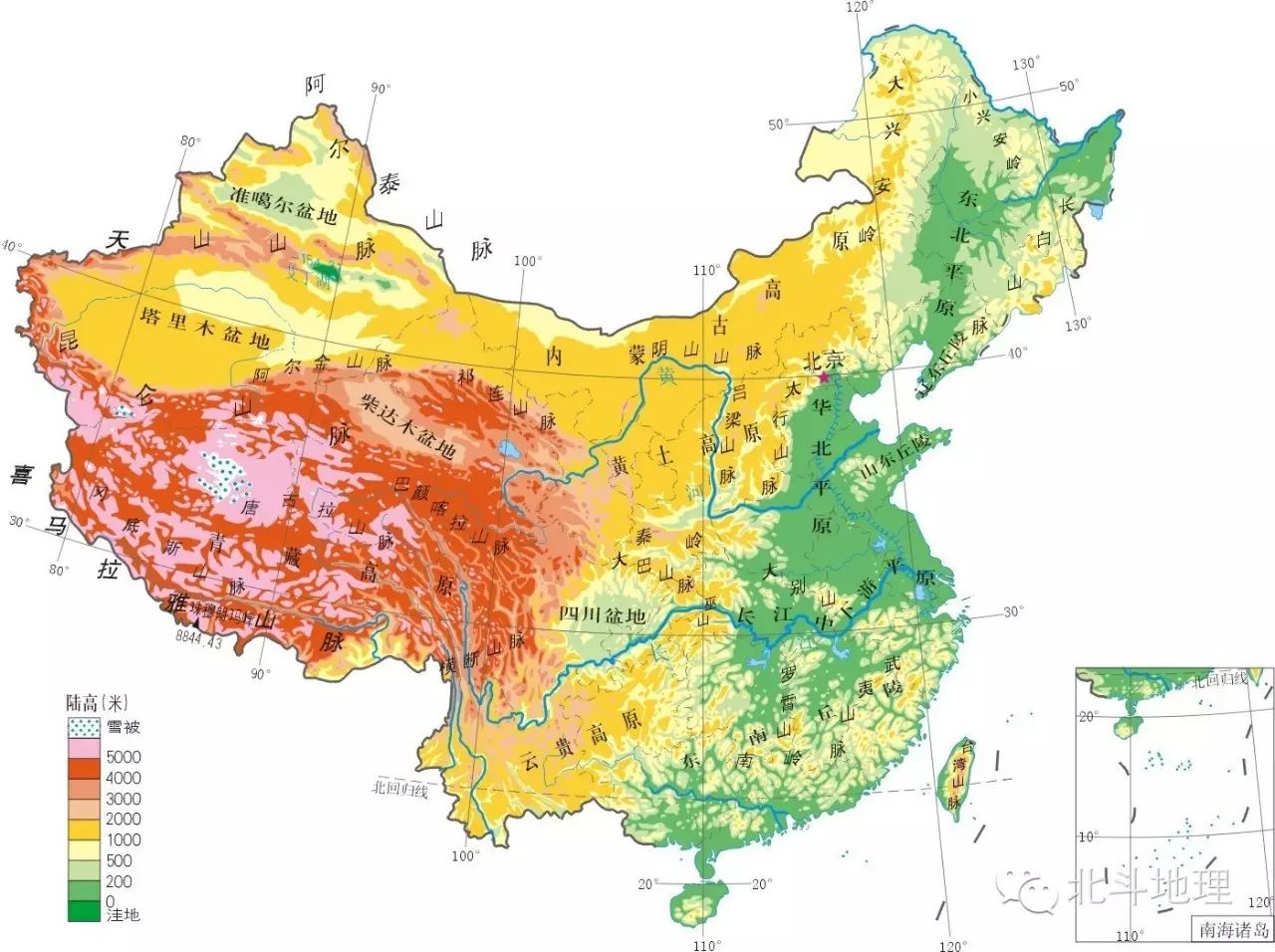 教师展示"中国地形图","中国气候类型图","中国农作物分布图"等地理