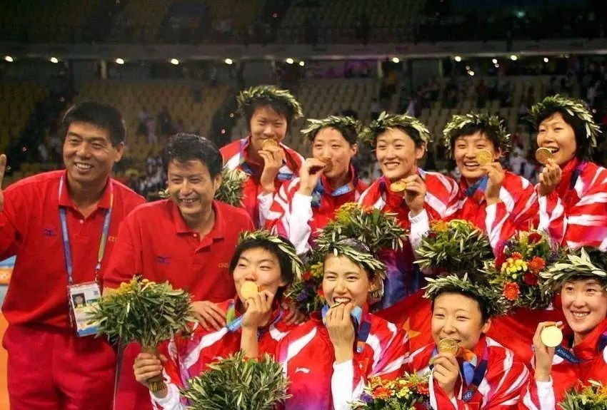 2004年,雅典奥运会,中国女排在决赛中3:2逆袭俄罗斯,夺取冠军.