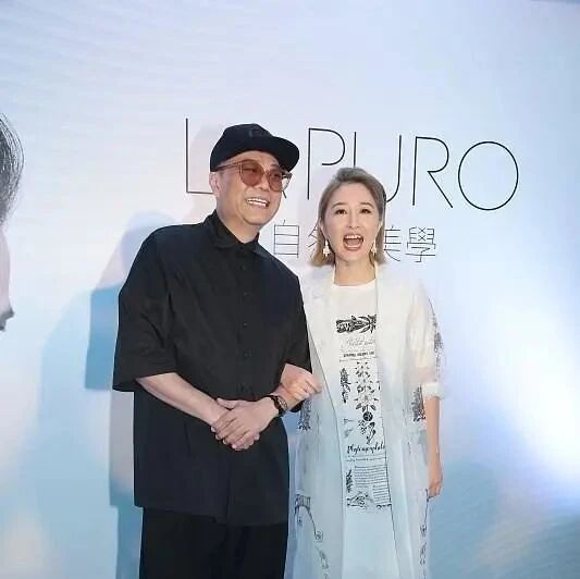 张家辉的眼光真好,老婆关咏荷穿印花裙显年轻,丝毫不像奔60的人