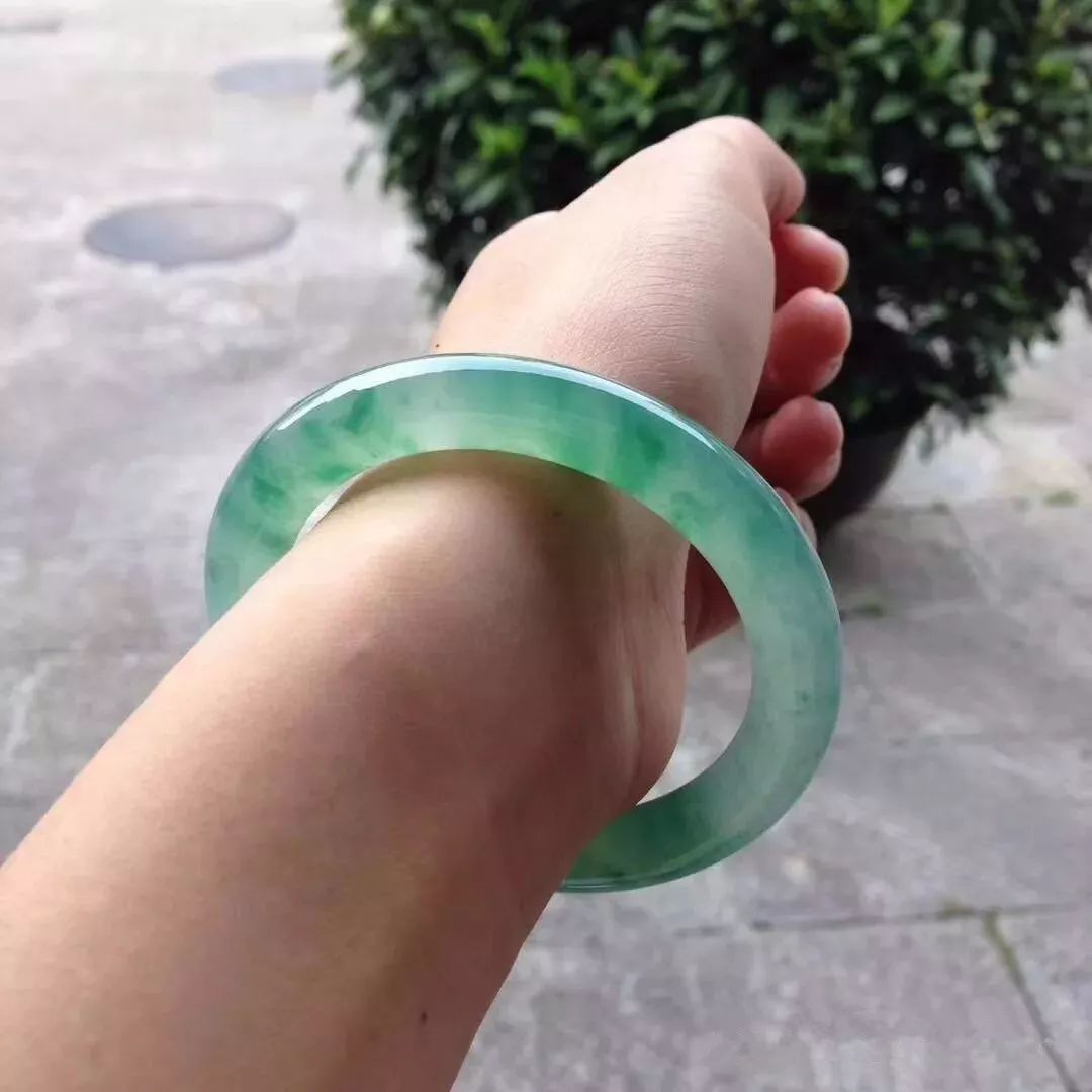 首次佩戴玉手镯的人难免会有些许不习惯,因此佩戴的玉手镯内径不能太