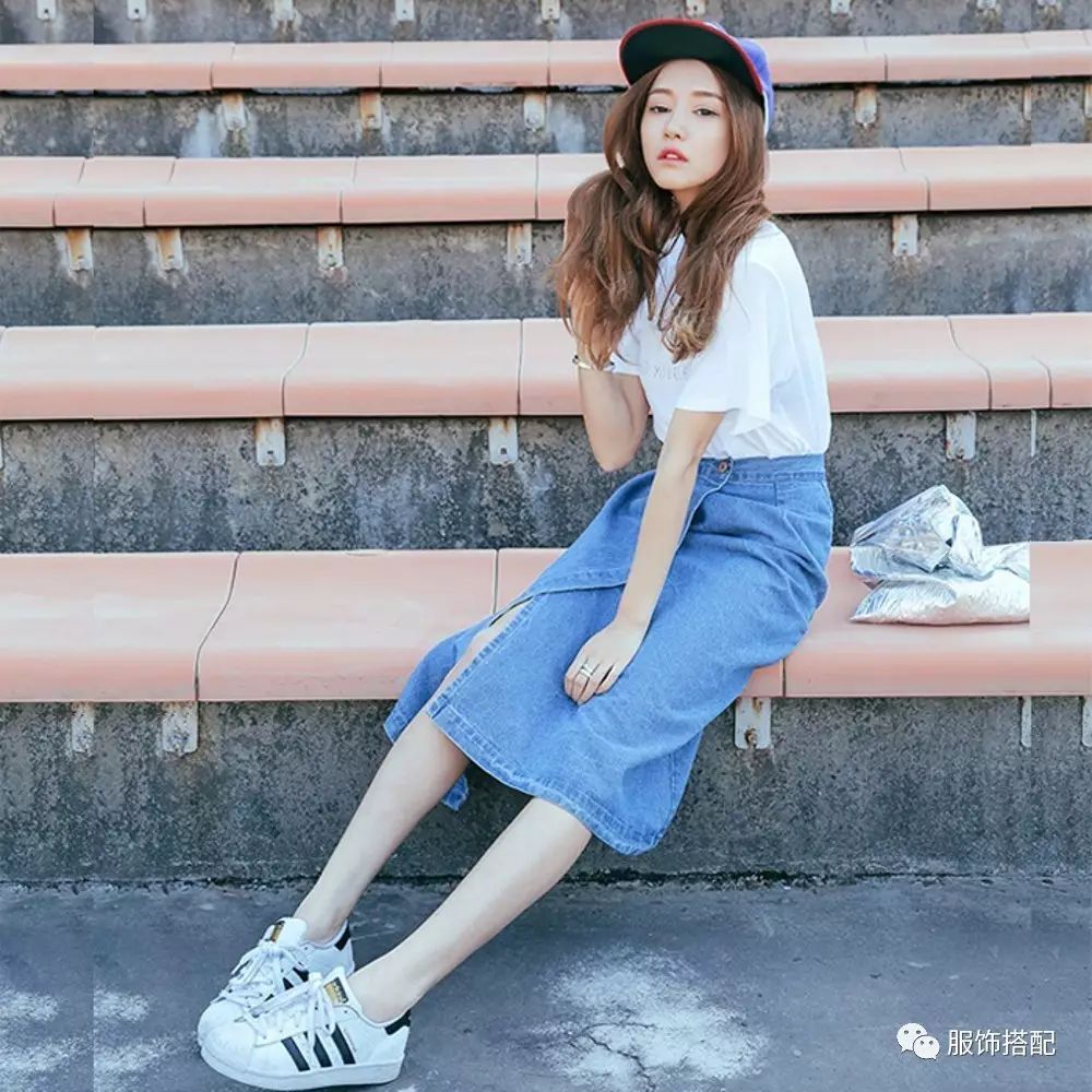 不过小个子女生如果要尝试中长款的牛仔裙 白t恤搭配,最好选择带有