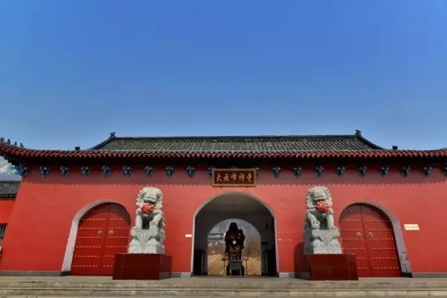 黑山寺风景区位于密云曲溪翁庄镇黑山寺村,坐落在密云水库白河主坝