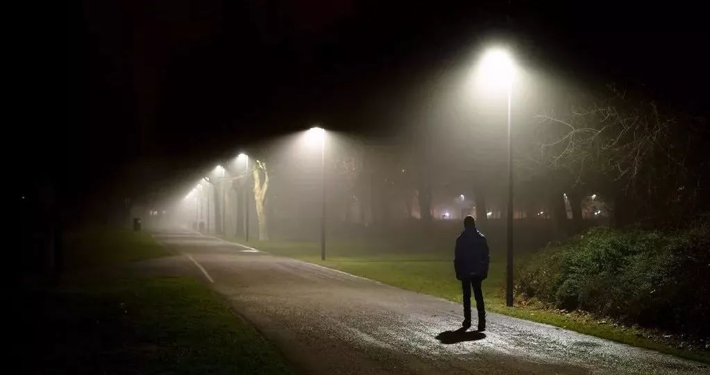 一个人去看电影没人分享剧情的时候,一个人回到家洗漱完躺在床上想念