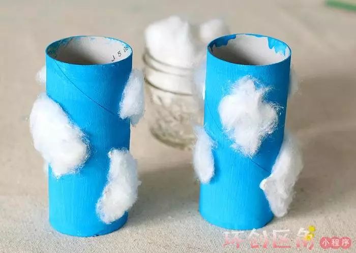 3,用细绳和胶水把两个纸筒固定在一起就完工啦.