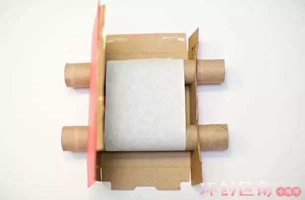 5,转动纸筒,图案也会跟着变化.