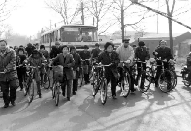 共享单车算什么!30年前我大天津可是"自行车王国",每家必须有它!