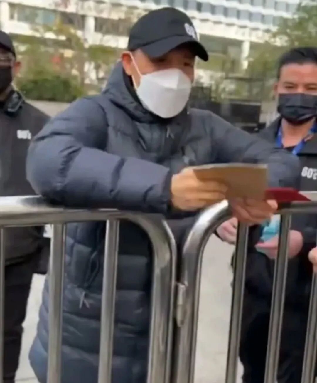 前年学友在红馆开骚，亦有歌迷要求佢讲多啲普通话。（图上图片）