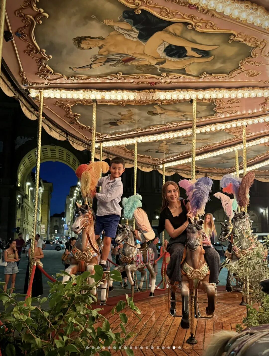 玩旋轉木馬。（小紅書）