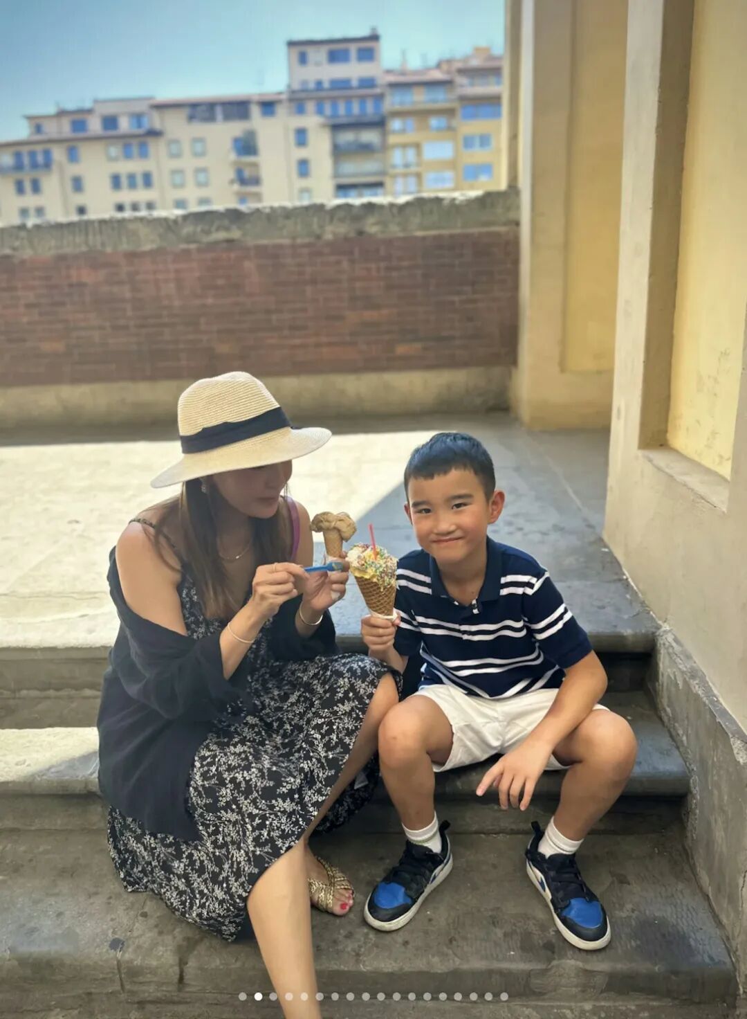 兩母子分食雪糕。（小紅書）