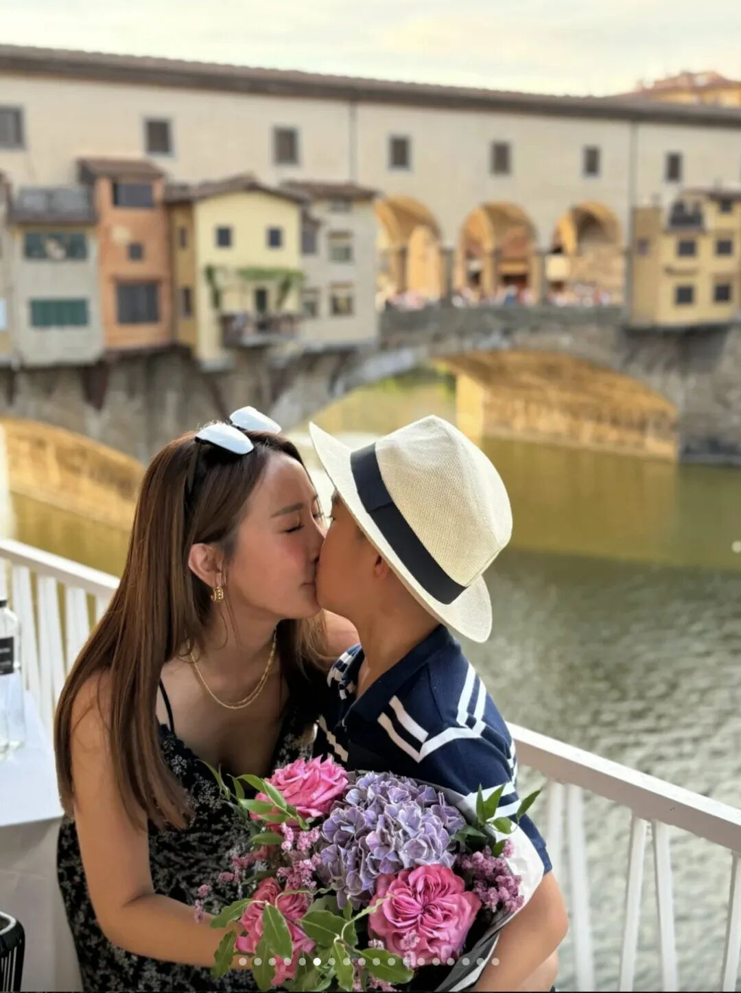 曹敏莉河邊與仔仔Leo溫馨錫錫。（小紅書）