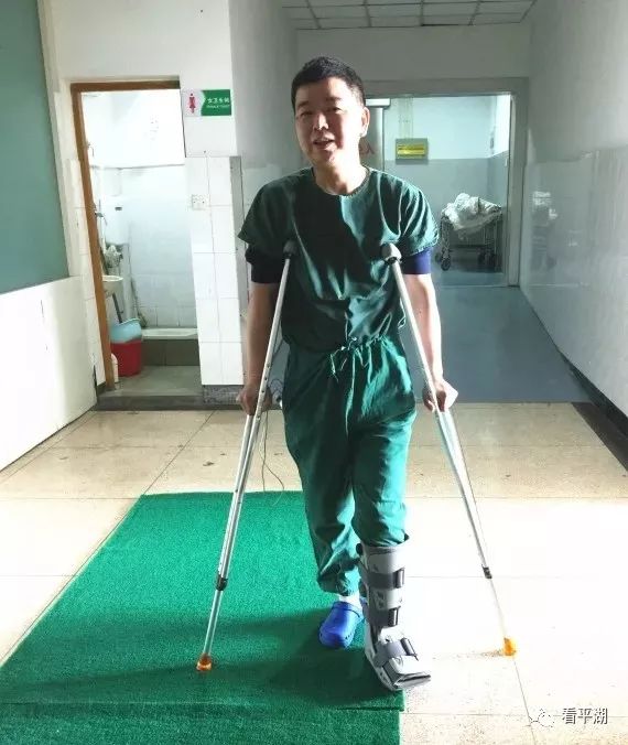 高春洪 平湖医生拄着拐杖为病人做手术