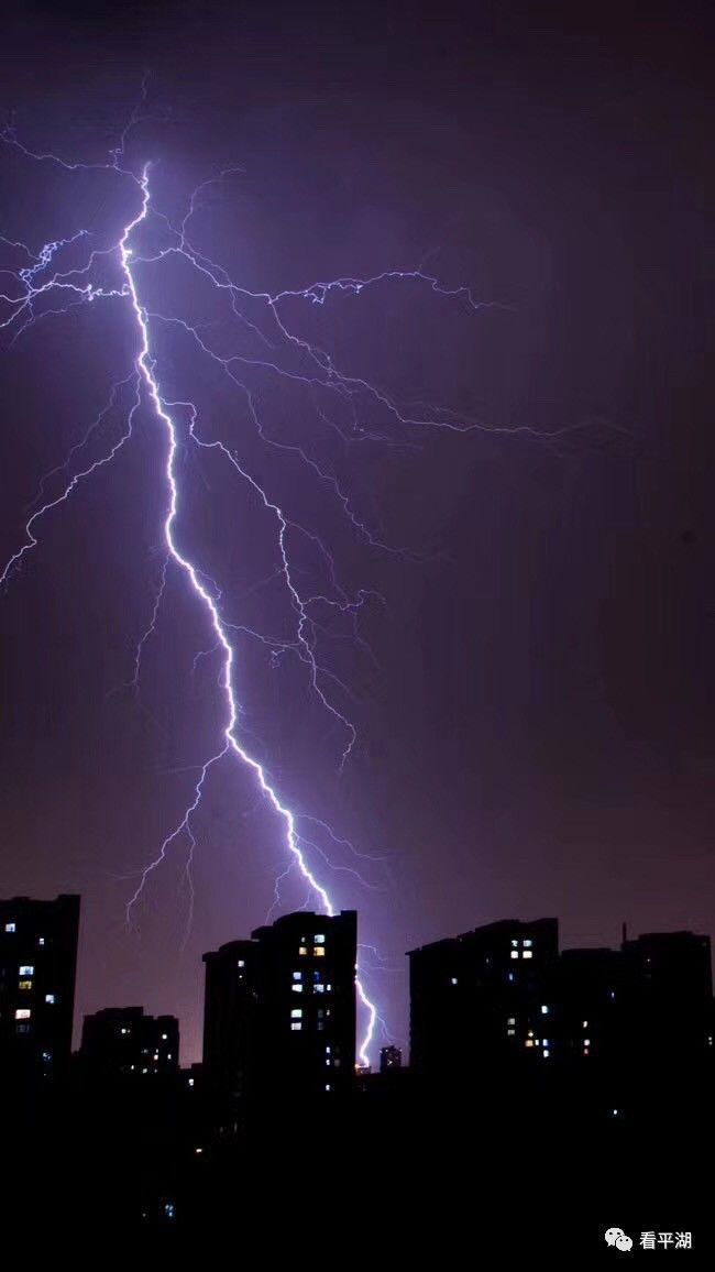 电闪雷鸣哪位上仙来平湖渡劫了雷雨过后就是大降温