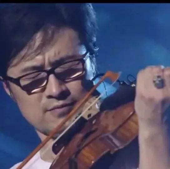 汪峰演唱会现场拉小提琴,真是难得一见!