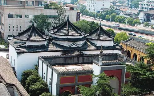 凤凰寺在建筑布局,型制,装饰艺术等方面,在遵循伊斯兰教教义,原则的